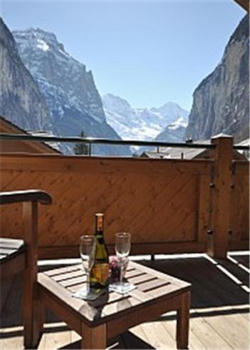 Charming Penthouse Apartment Lauterbrunnen Room photo